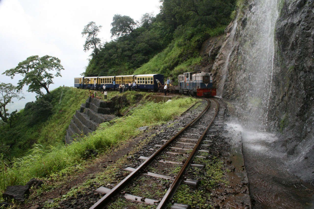 Luxuryus 13 Seater Urbania on rent pune to Matheran